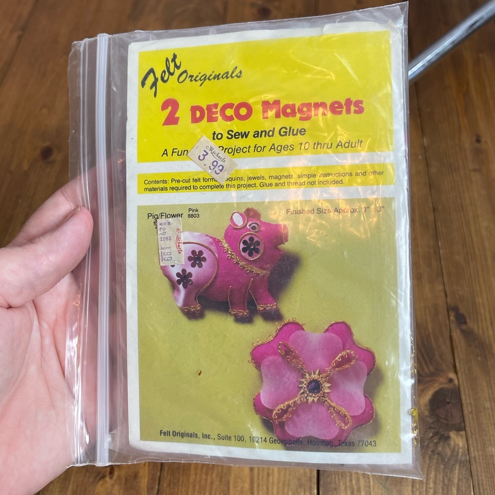 Vintage felt originals kit for 2 Deco magnets - Pig and flower